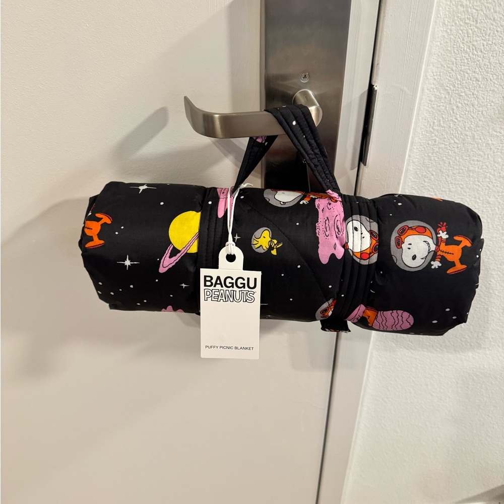 RARE BAGGU Peanuts Black Puffy Blanket